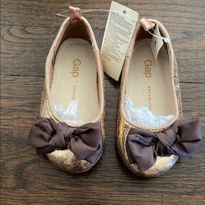 GAP Elegant Black Dress Shoes with Sleek Design